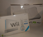 Wii Sports pelikonsooli ja Wii Fit Plus tasapainolauta, käytetty