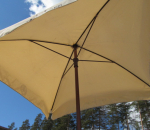 Aurinkovarjo diagonaali n. 200 cm, kylki n. 140cm, beige. Sekä aurinkovarjon jalka 35 kg.