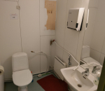 WC pönttö, allas ja hana, käsikuivaupaperin teline, patteri, peili (62)