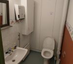 WC pönttö, allas ja hana, käsikuivauspaperin teline, patteri, peili (64)