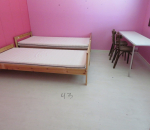 Sänky 2 kpl, pöytä, tuoli 2 kpl (165)