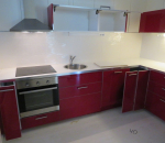 Ikea punainen keittiö kokonaisuus, yläkaapit, alakaapit, liesituuletin, induktioliesi, tiskiallas, uuni, jääkaappi pakastimella (161)