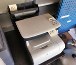 150. Monitoimitulostin HP Color LaserJet CM1312 MFP ja paperisilppuri Rexel CC175.
